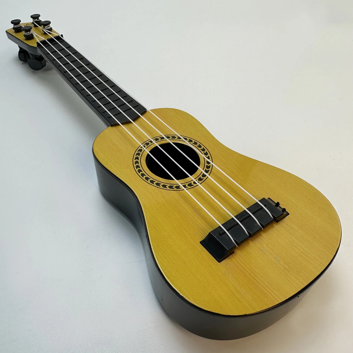 Niños tocando una guitarra de juguete musical