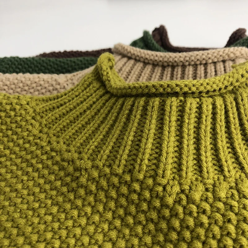 Etiqueta de talla desmontable en el delantero del suéter