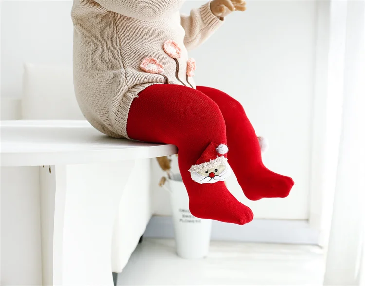 Medias navideñas de bebé con diseño festivo