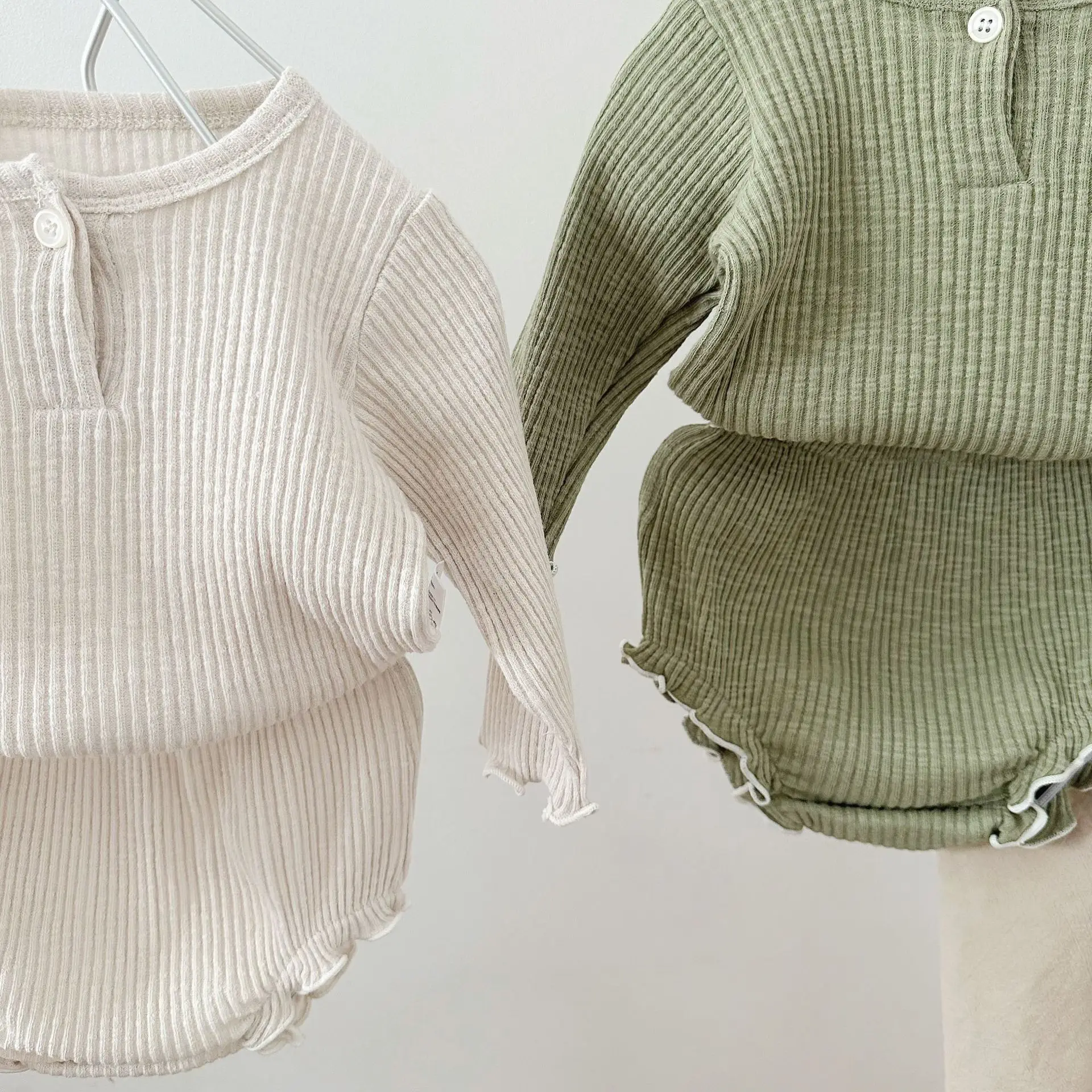 Conjunto bebé dos piezas manga larga y pantalón corto - primavera - imagen 4
