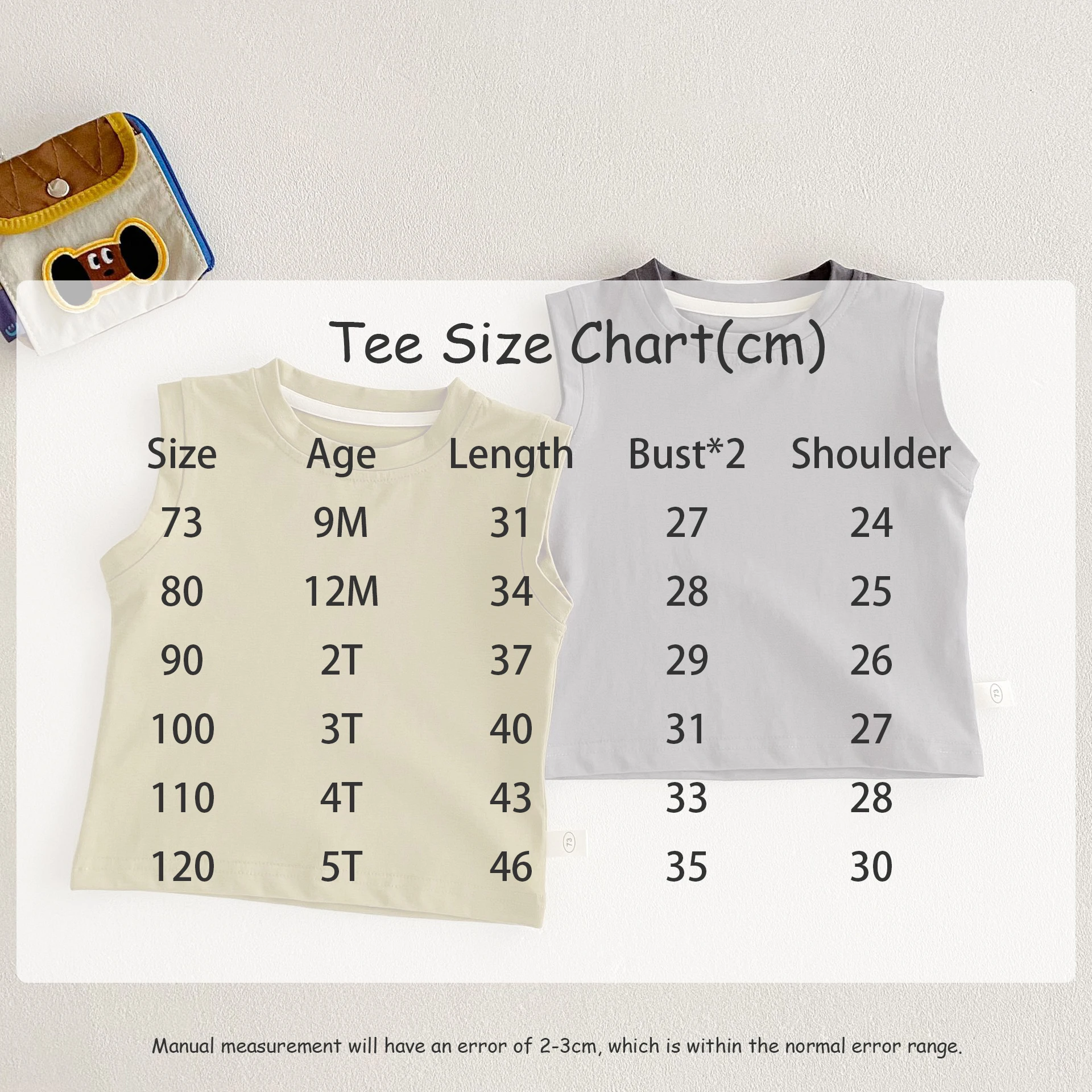 Bebé con conjunto coreano de chaleco bordado y pantalones con tirantes en tonos beige