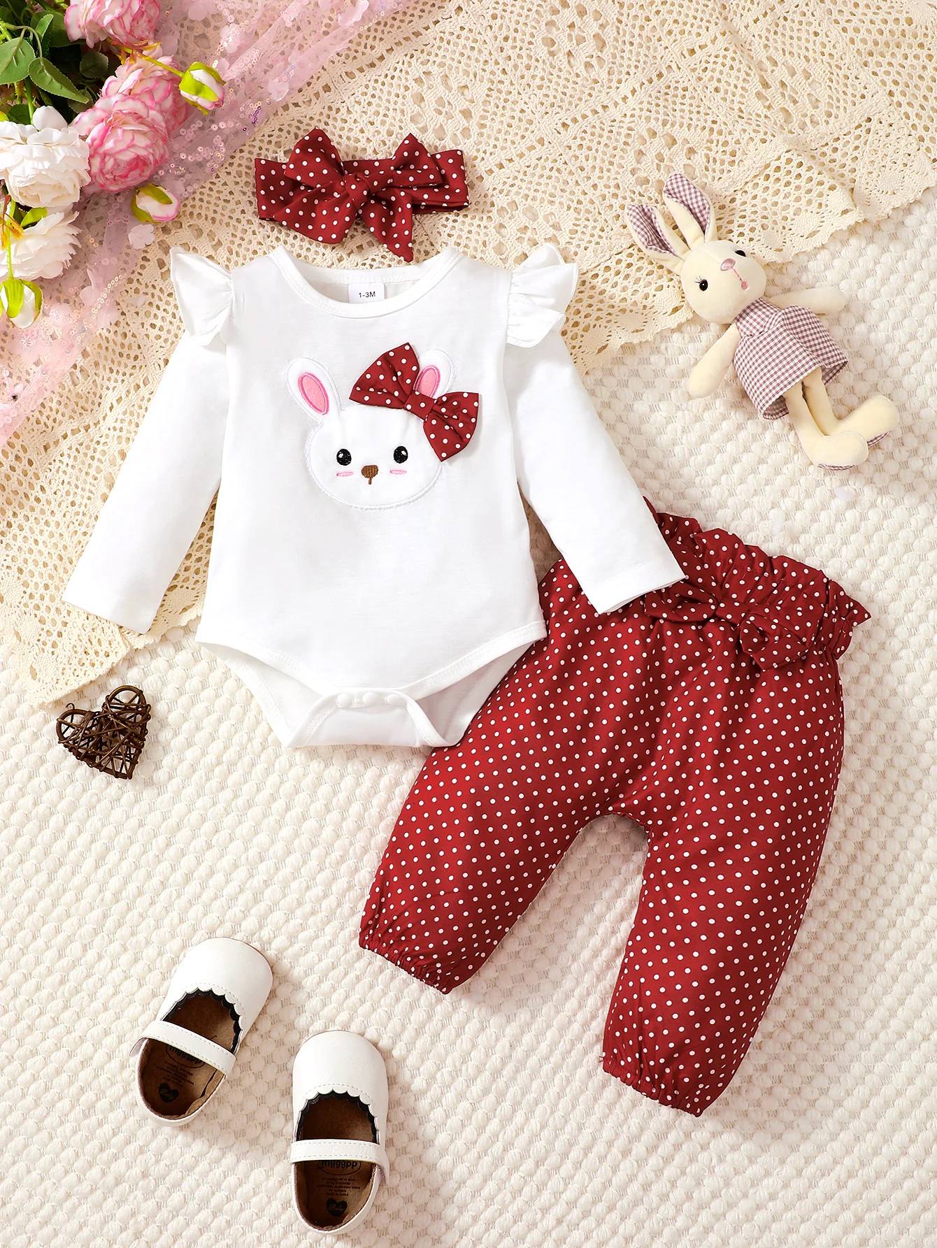 Detalle del mono con estampado de conejo pequeño y tejido suave