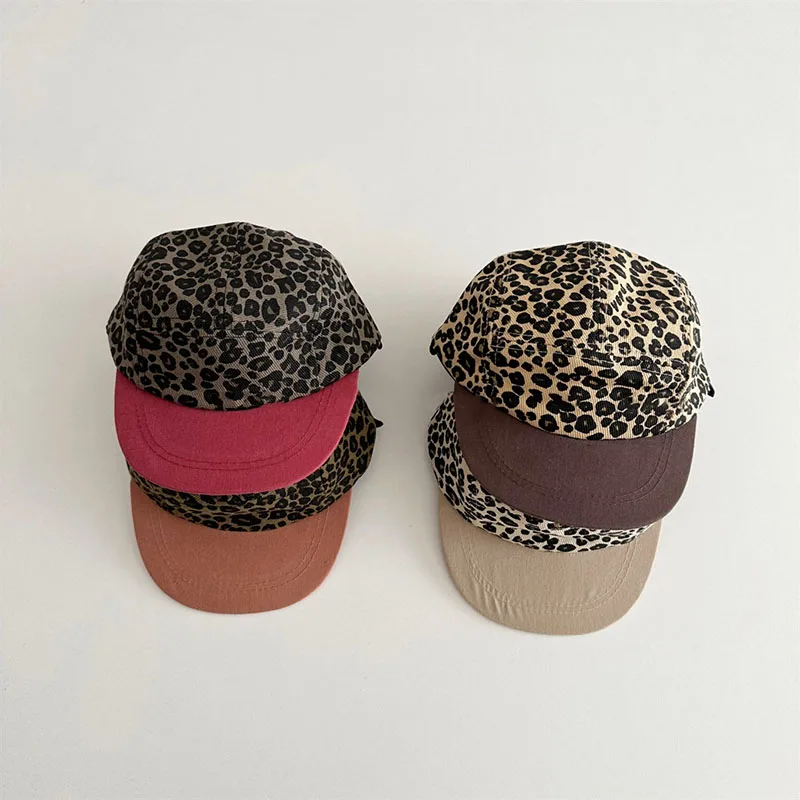 Gorra plana para niños estampado leopardo vista frontal