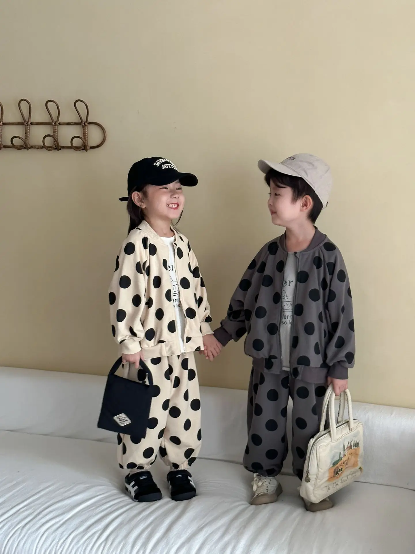 Conjunto con suéter de lunares y pantalón vaquero