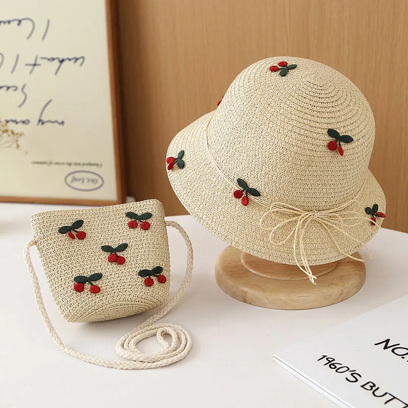 Sombrero infantil de paja con visera ventilada y protección UV cereza