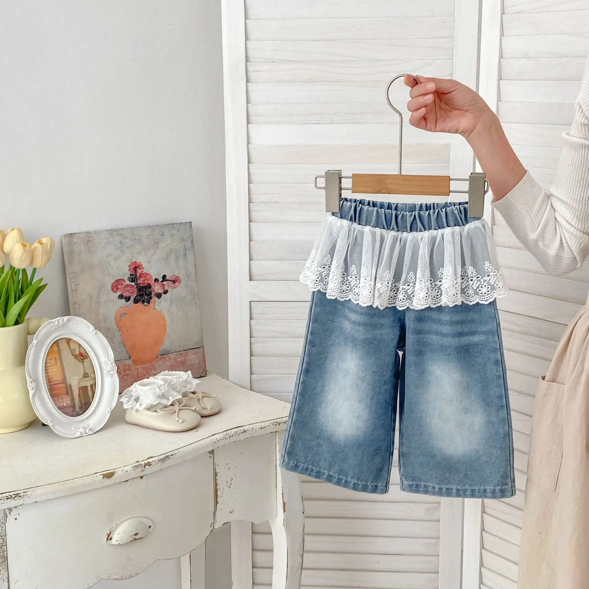 Jeans de encaje para niñas con parches decorativos y corte ancho