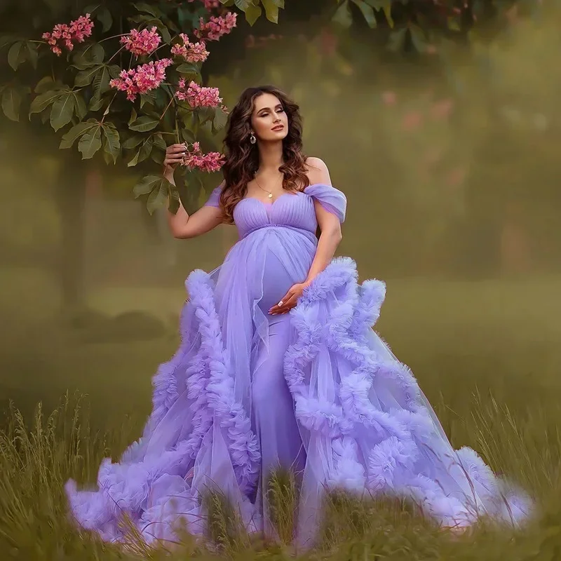 Bata maternidad tul blanco con hombros descubiertos y volantes - imagen 2