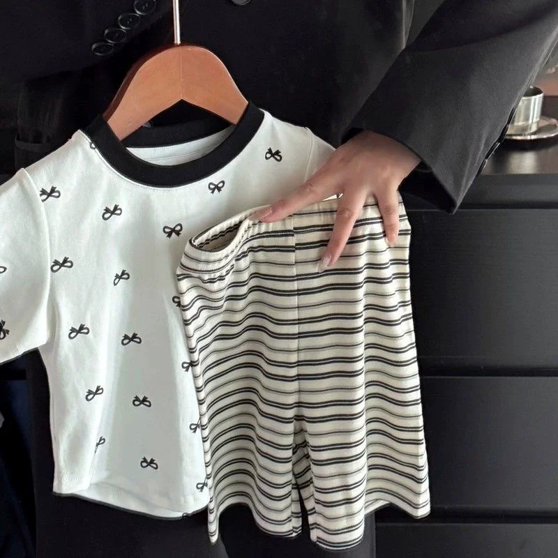 Conjunto verano niños vista lateral