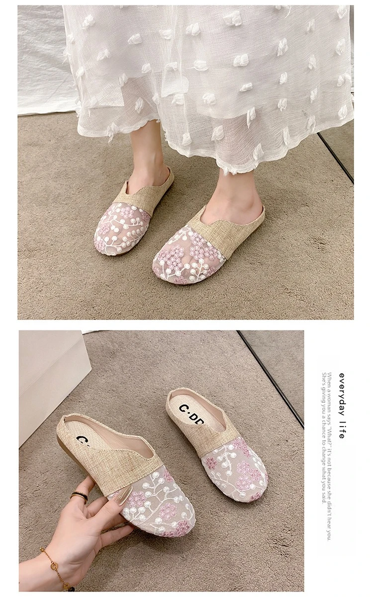 Vista del calzado plano tipo tobogán con diseño sin cordones