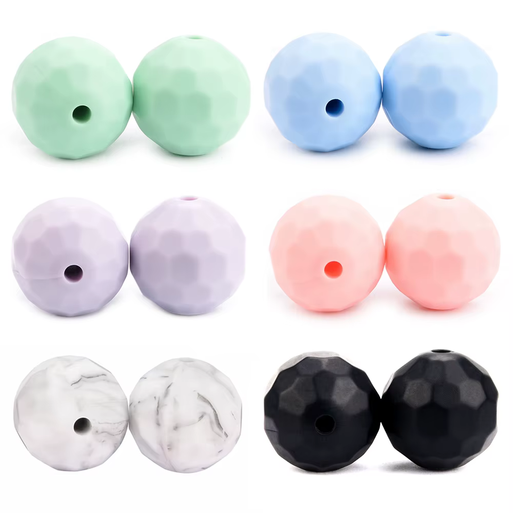 Cuentas de silicona en variedad de colores y formas geométricas