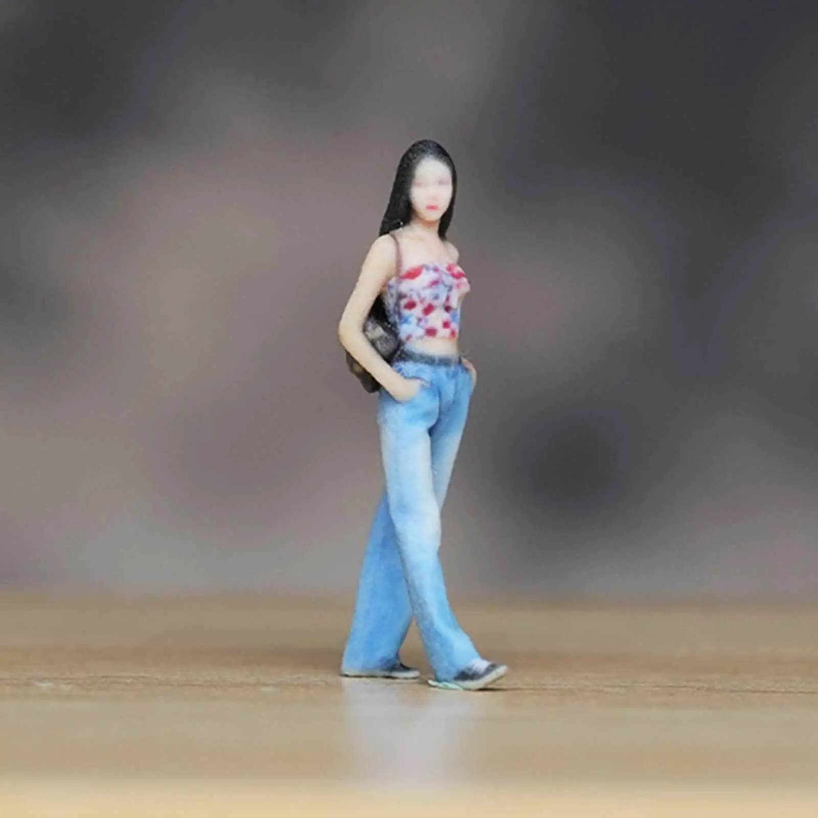 Figura de niña en miniatura realista para decoración y juego - imagen 2