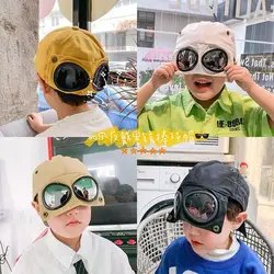 Gafas de sol infantiles y gorra de béisbol con visera