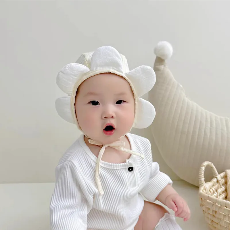 Gorro floral para bebé de perfil