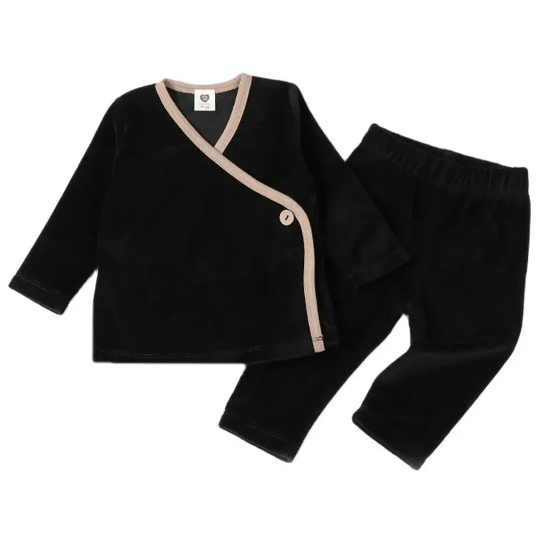Conjunto pijama terciopelo bebé con apertura lateral negra - imagen 4