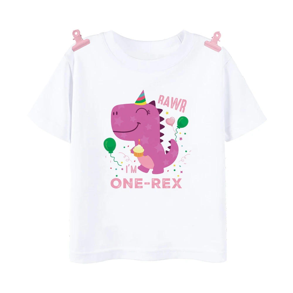 Niña usando la camiseta en parque