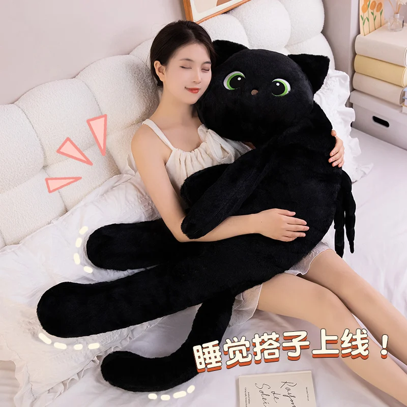 Niño abrazando el peluche grande en una habitación