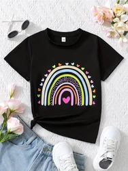 Camiseta de verano para niña en negro con estampado corazón y arcoíris