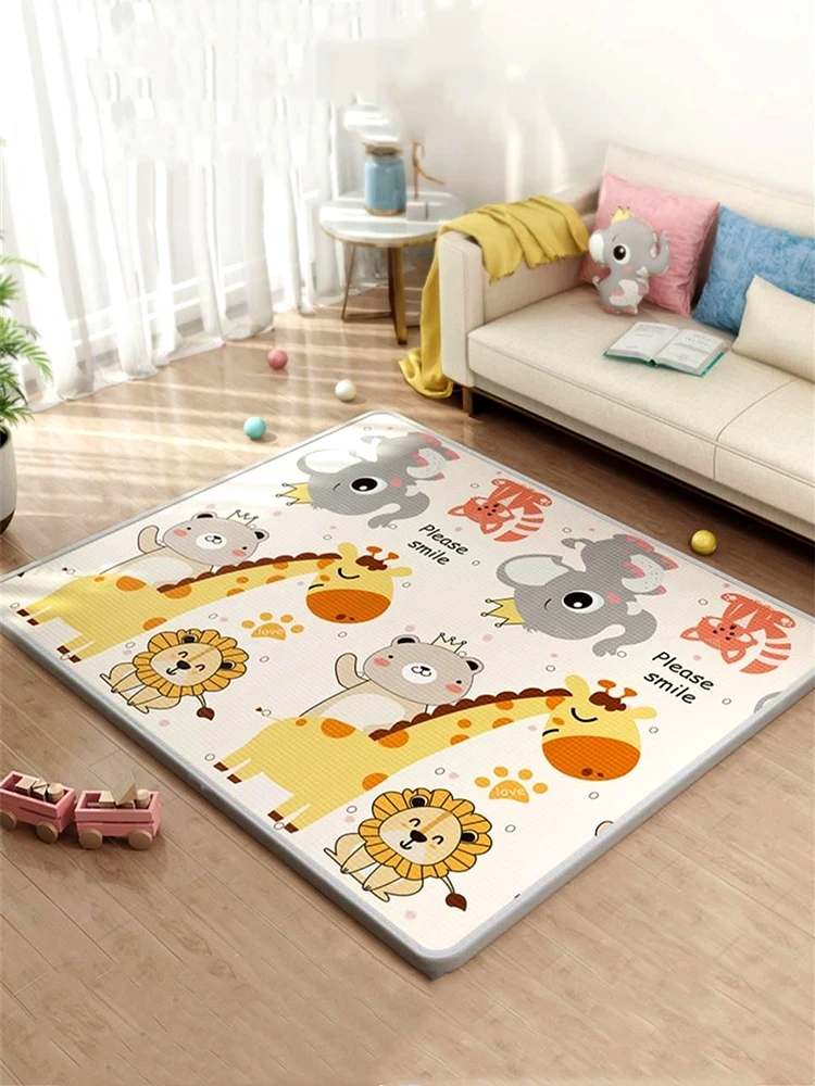 Bebé jugando sobre una alfombra gruesa