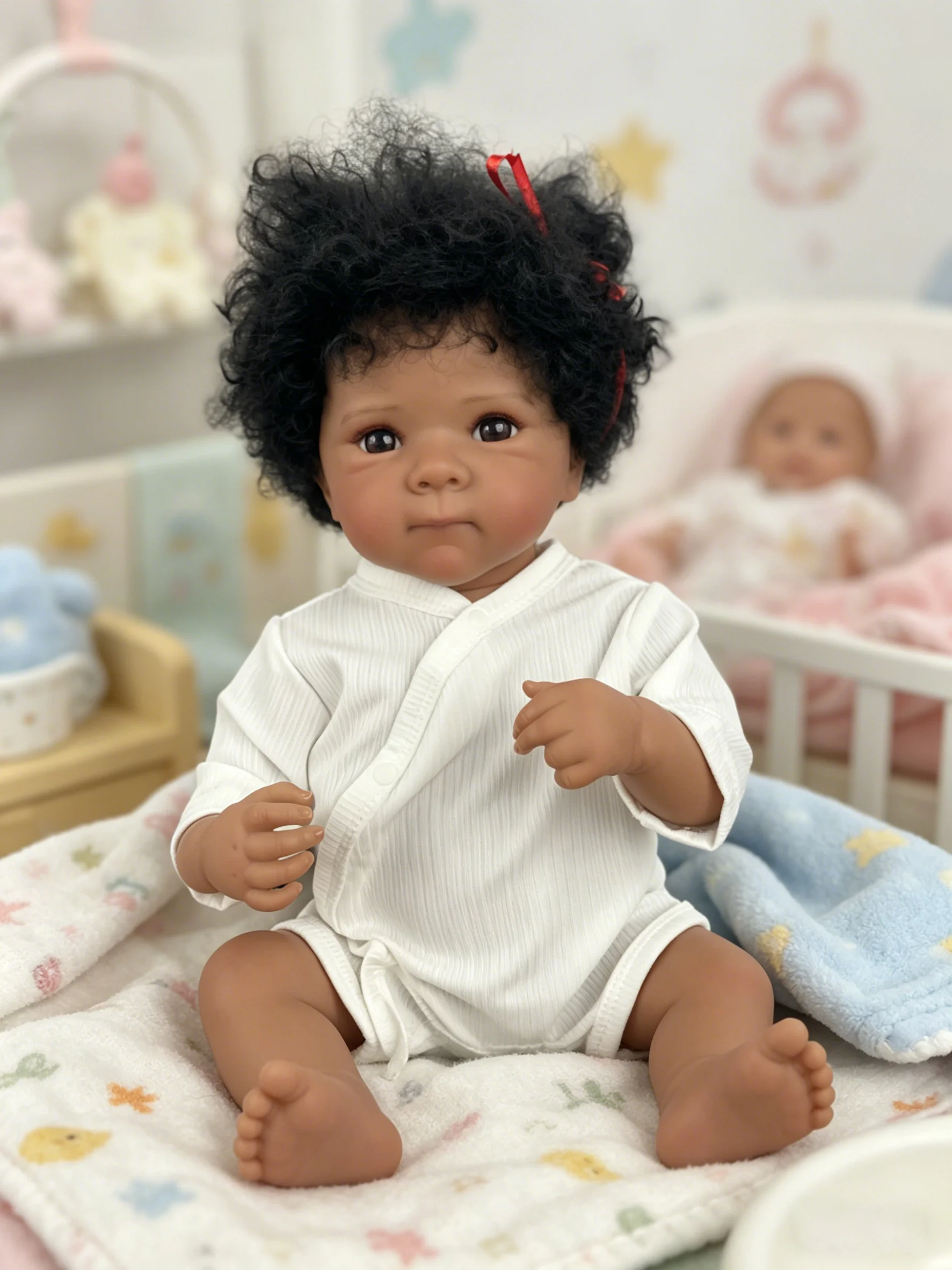 Muñeca reborn Bettie realista de piel oscura, cabello rizado - imagen 4