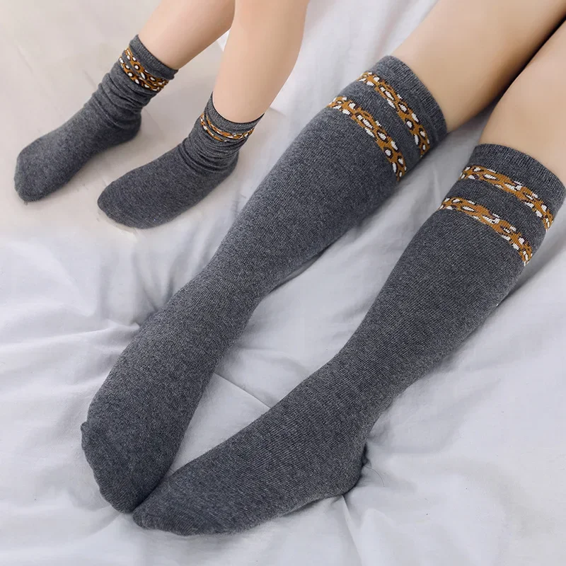 Calcetines hasta la rodilla de algodón con estampado leopardo para niña - imagen 4