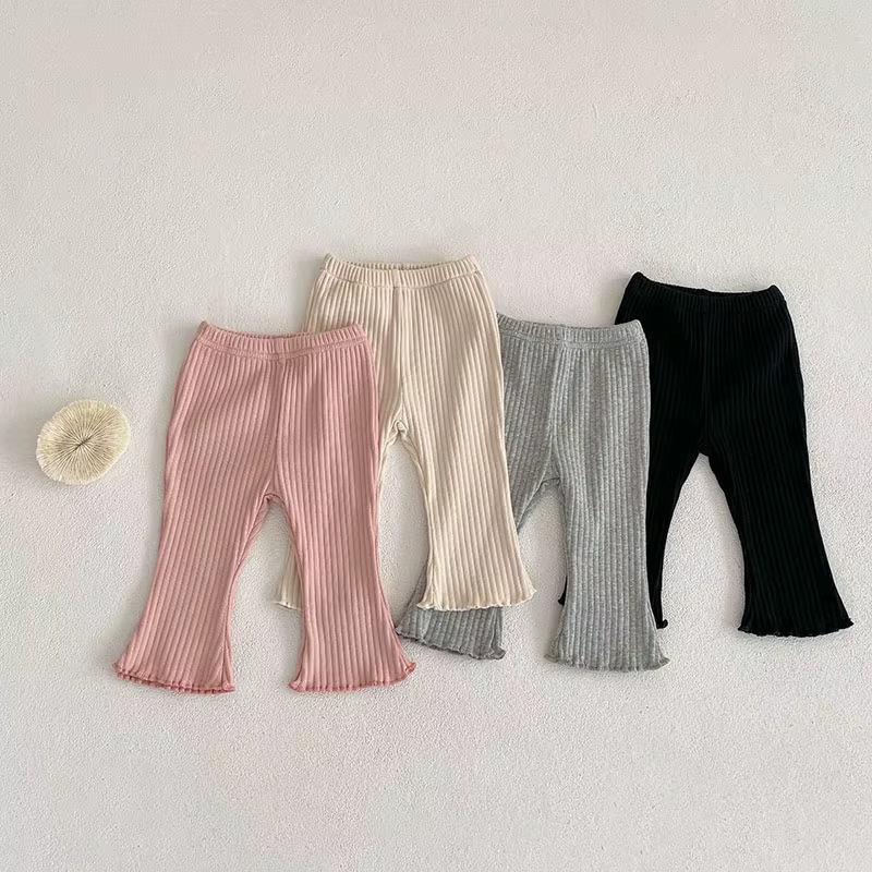 Detalle del pantalón acampanado MILANCEL en color beige con cintura elástica