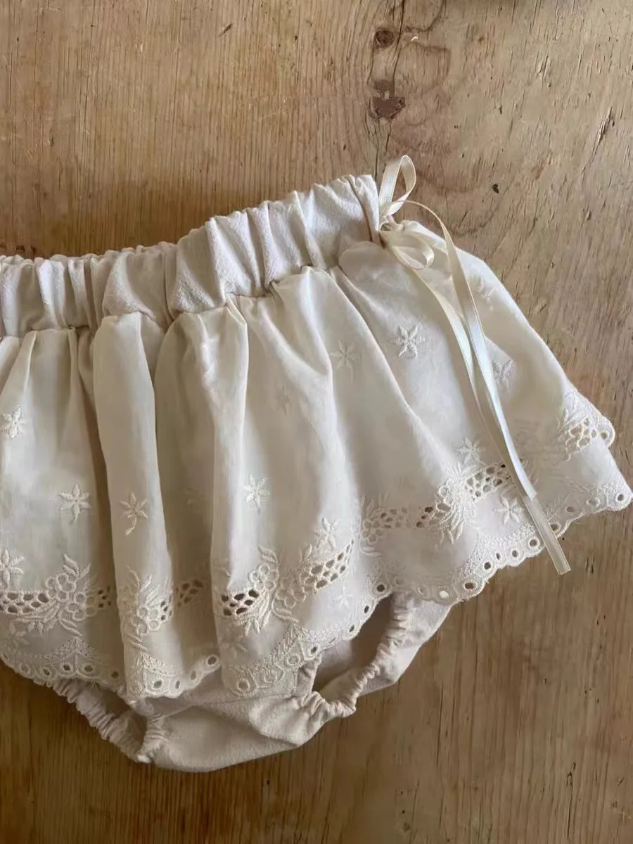 Pantalones cortos de encaje con floral en tonos pasteles