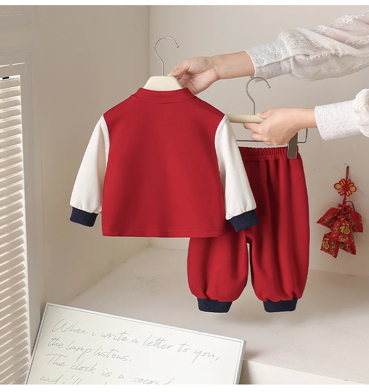 Detalle de la ropa de bebé manga larga