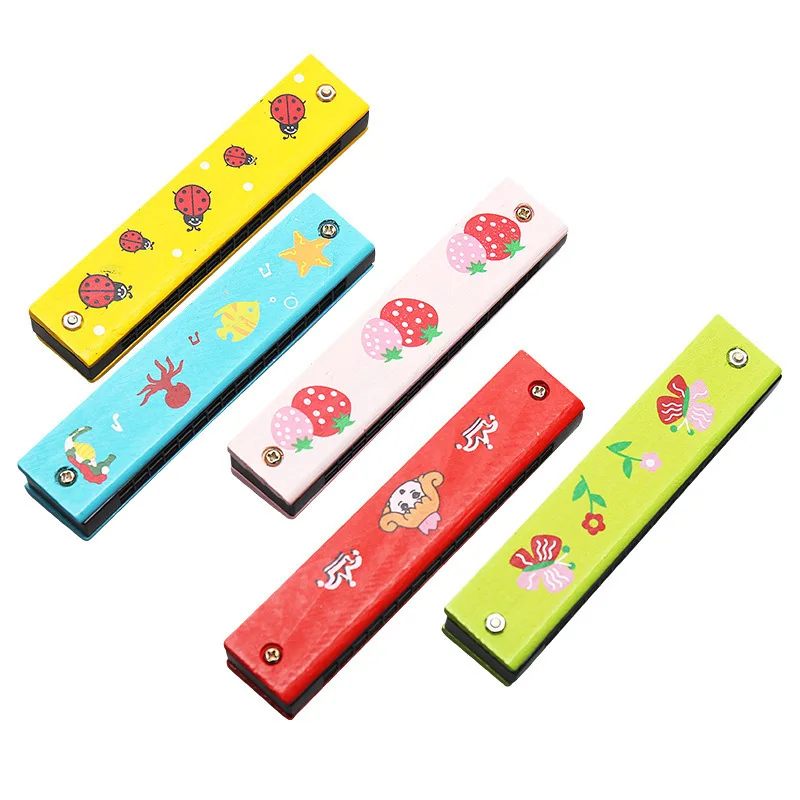 Armónica de madera vista frontal con diseño infantil