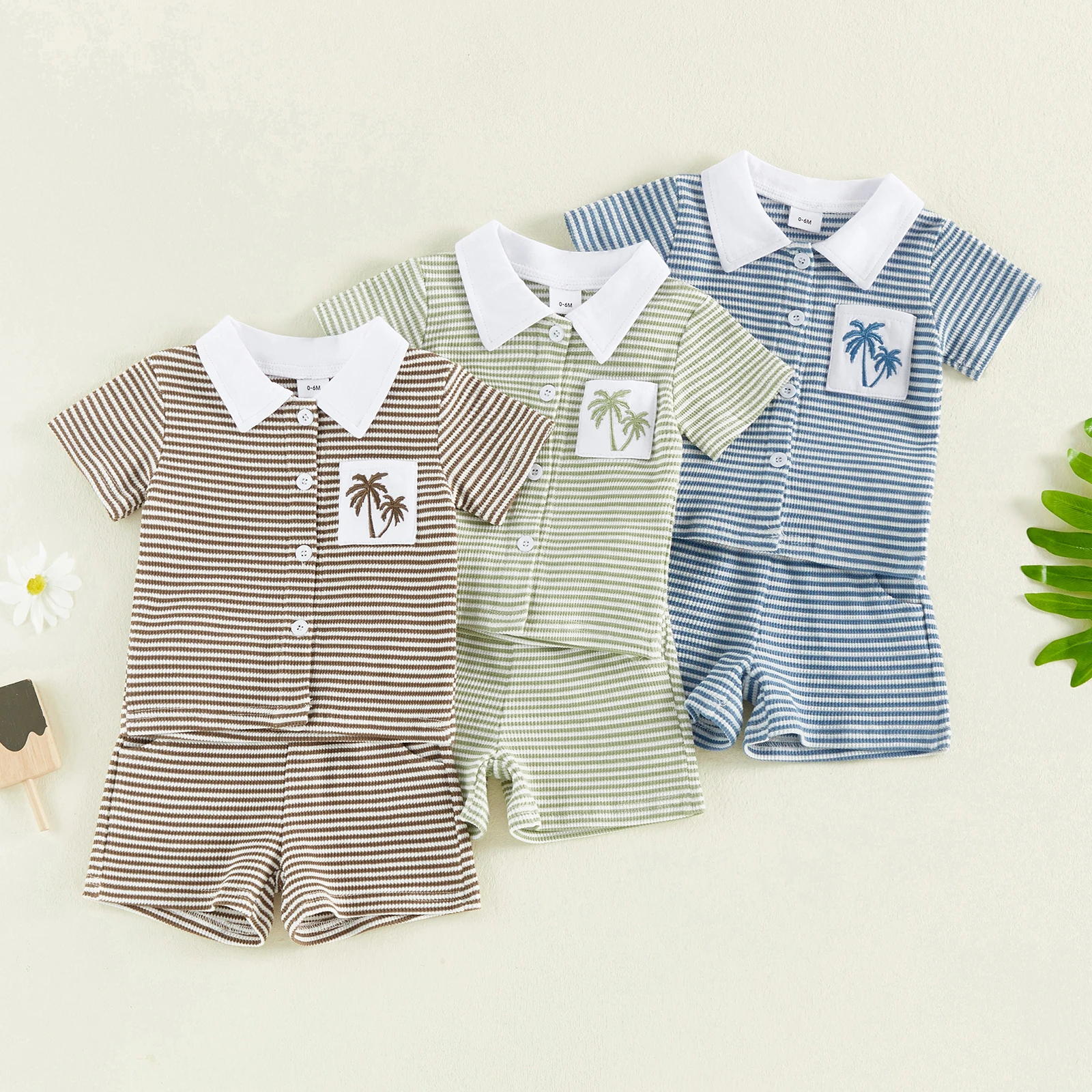 Detalle bordado árbol coco camiseta bebé