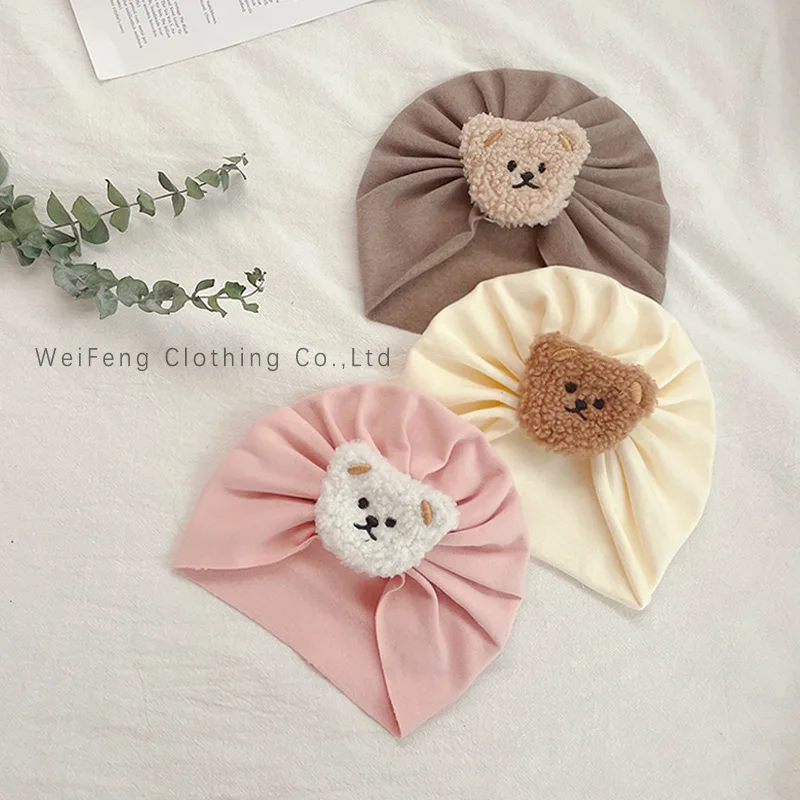 Gorro de bebé con diseño de oso de frente