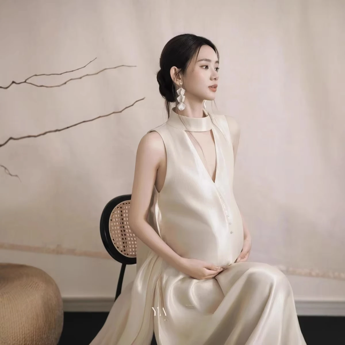 Vestido de maternidad blanco de escote en pico para sesión fotográfica - imagen 3