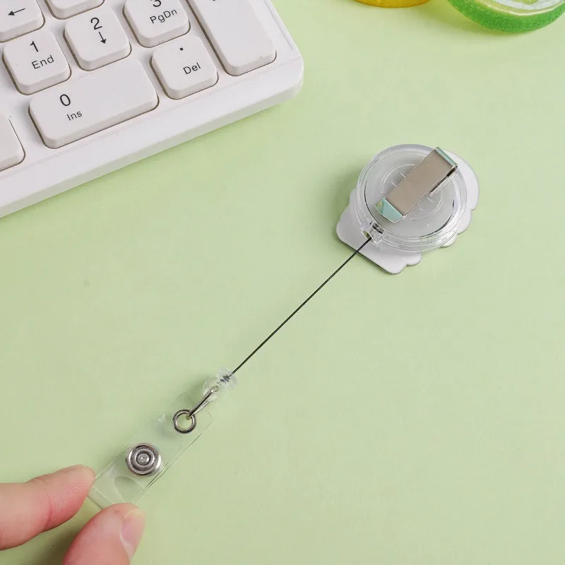 Portaidentificación retráctil con cordón para personal sanitario - imagen 3