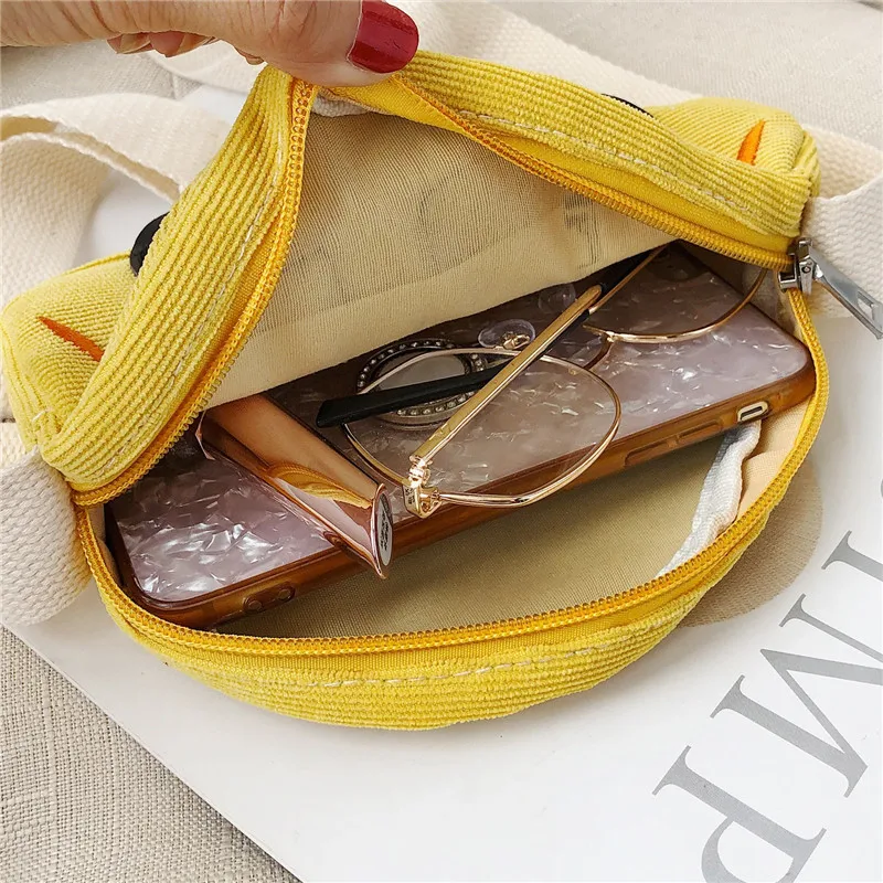 Detalle del bolso infantil con forma de coche