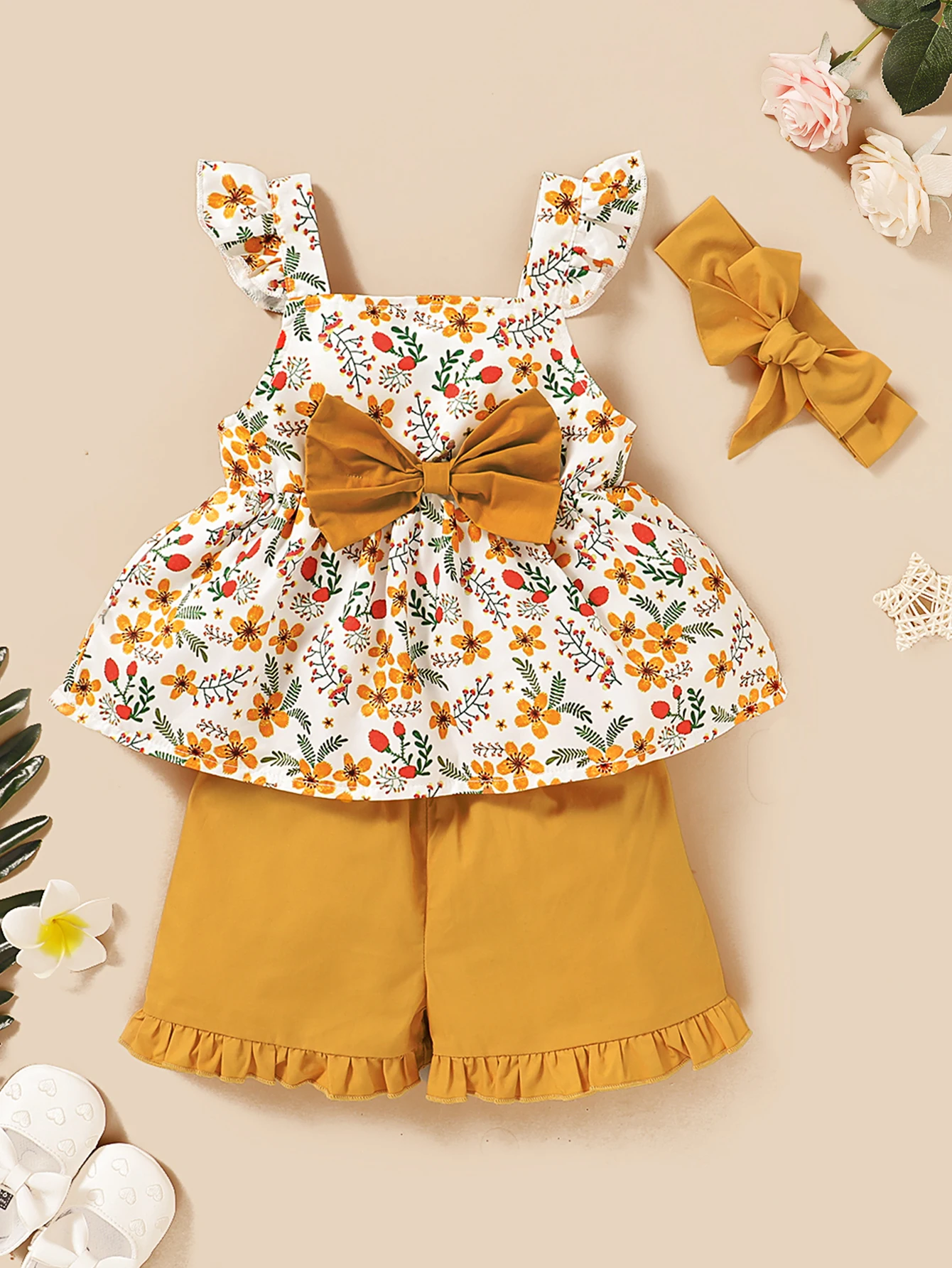 Conjunto de bebé niña con top floral y pantalón corto