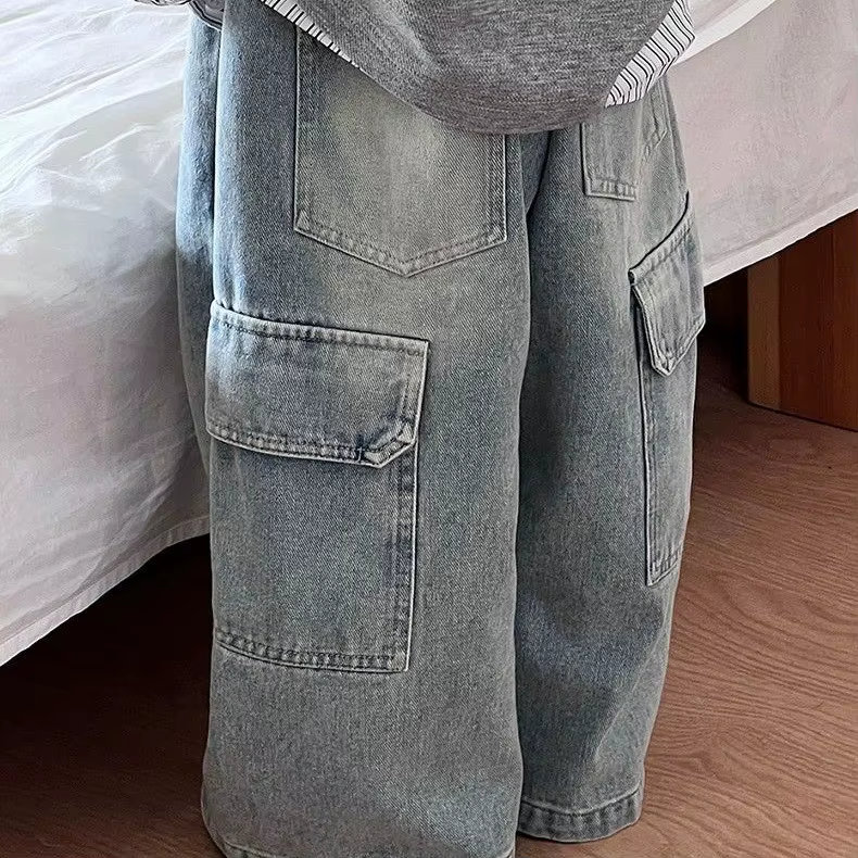 Niños jugando con pants cargo de mezclilla