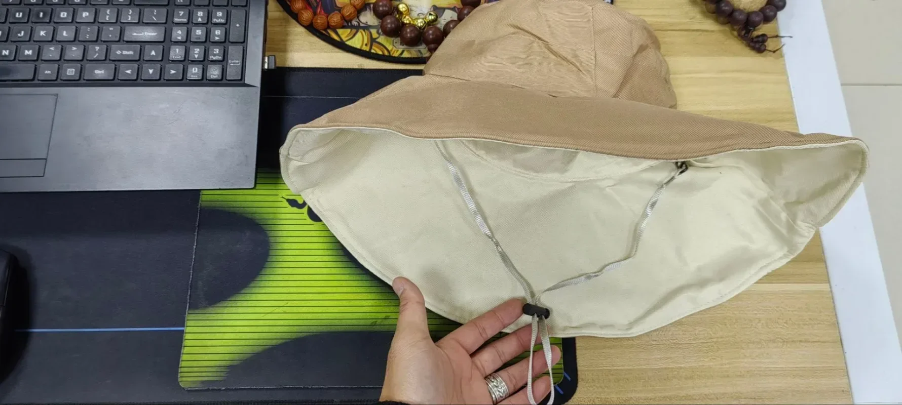 Variantes de color del sombrero colocadas sobre una superficie neutra