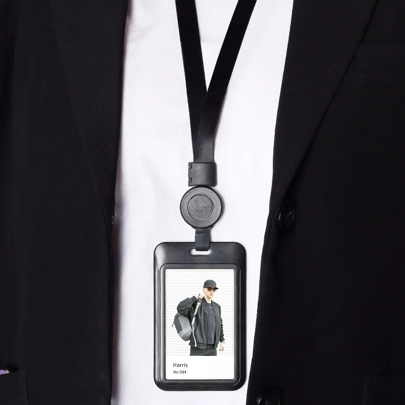 Tarjetero escolar retráctil con cordón para identificación