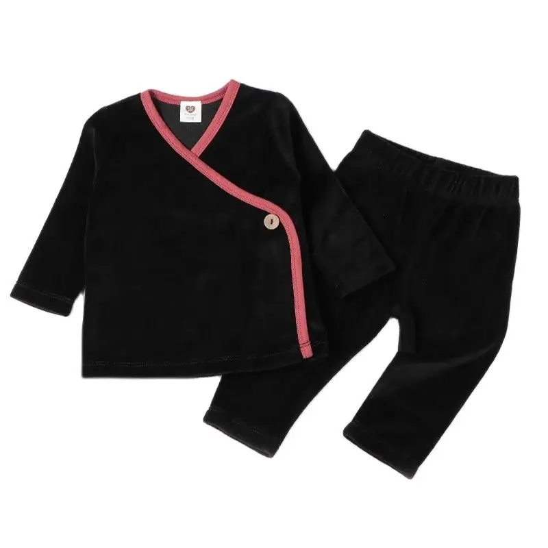 Conjunto pijama terciopelo bebé con apertura lateral negra