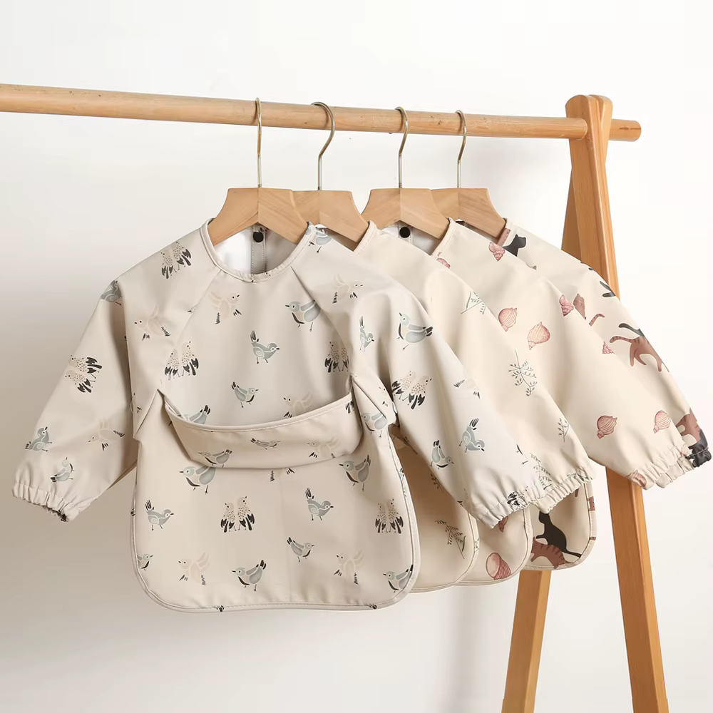 Babero impermeable con mangas largas ajustable para bebé - imagen 4
