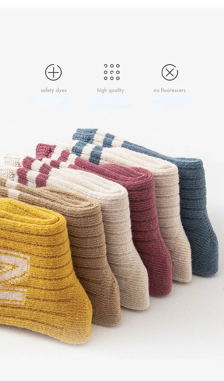 Variedad de colores disponibles en calcetines largos para bebé