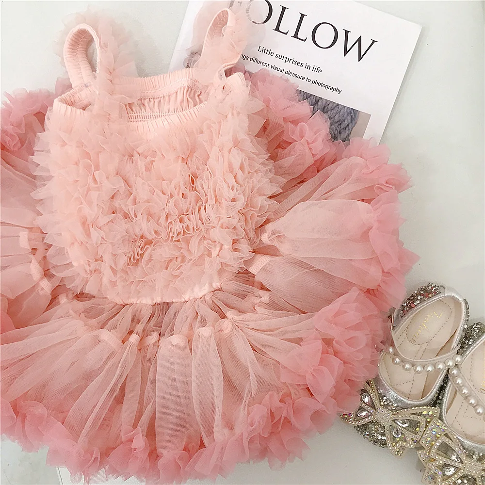 Detalle de las capas de tul del vestido
