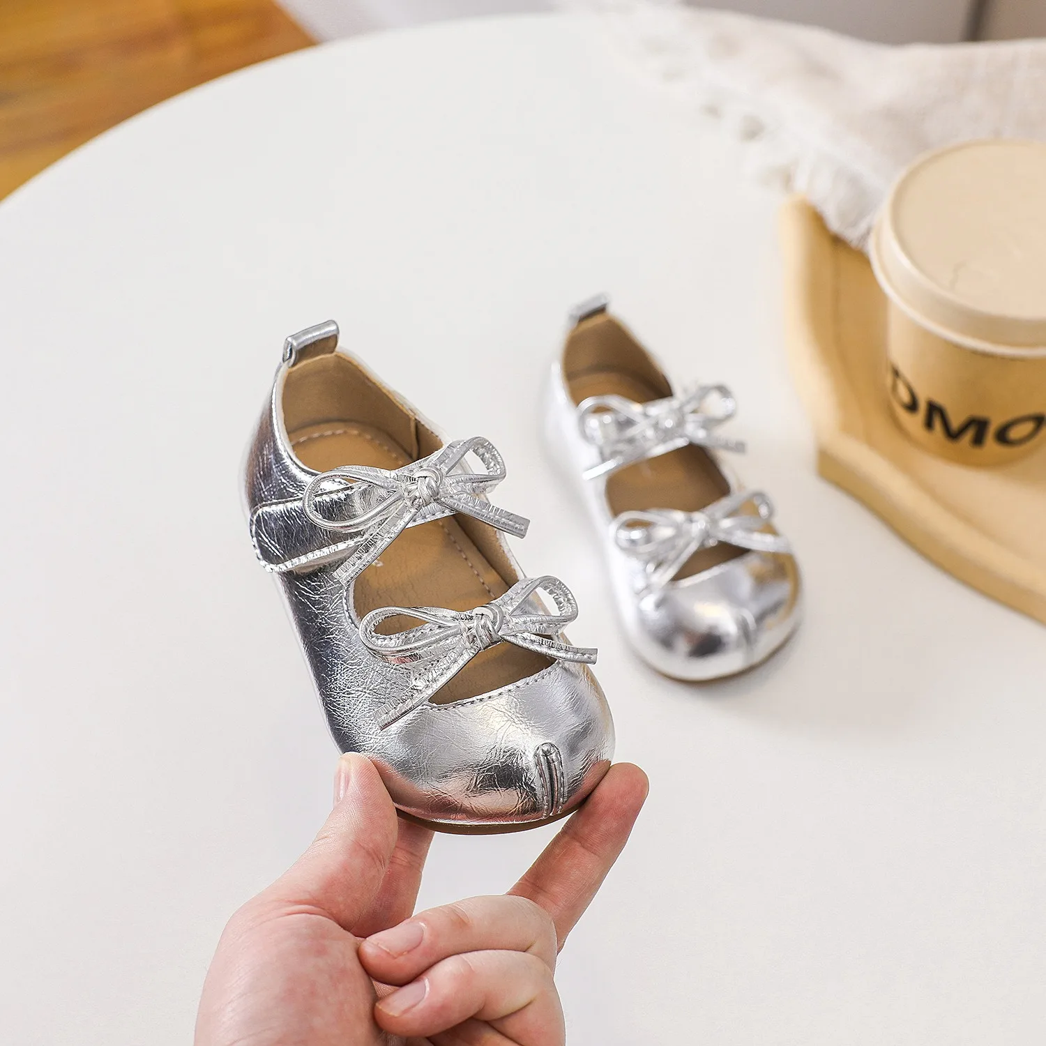 Zapatos de cuero para niña con lazo y suela antideslizante - imagen 2