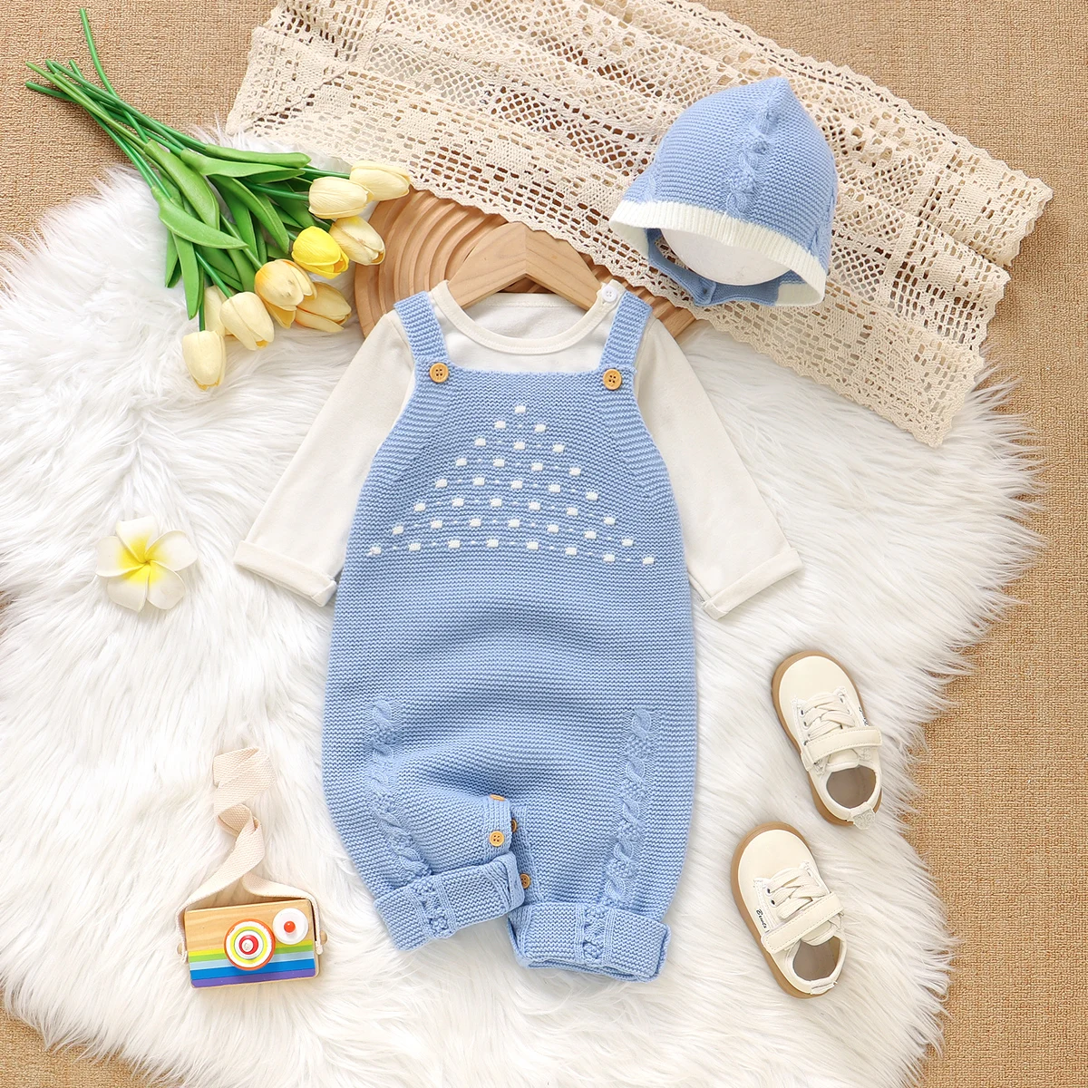 Conjunto de bebé azul sin mangas con tirantes para primavera