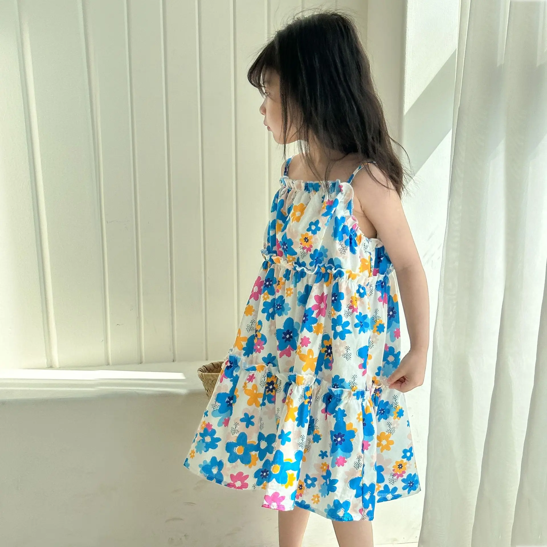 Vestido veraniego de algodón para niña con flores y bandolera - imagen 4