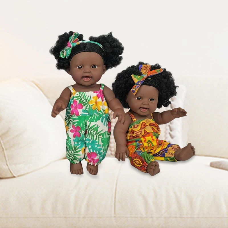 Muñeca afroamericana realista de vinilo con ropa y pelo rizado - imagen 2