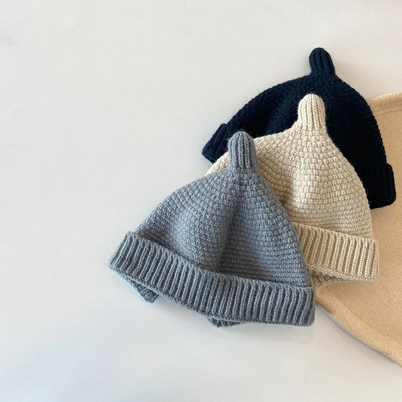 Gorro blanco de ganchillo con detalle de lazo