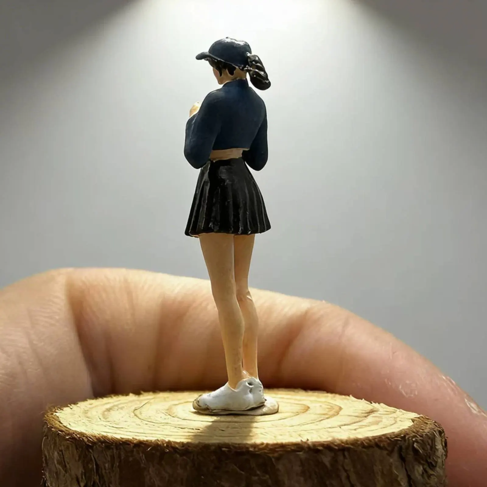 Figura decorativa infantil de resina pintada con acabado realista - imagen 2