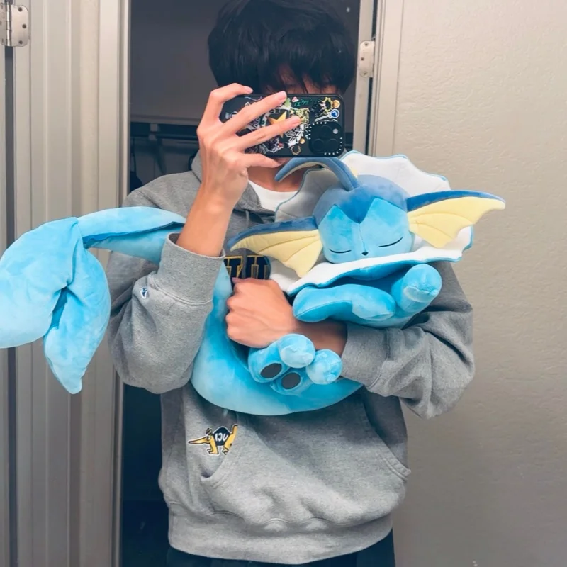 Vista frontal del peluche Vaporeon durmiendo
