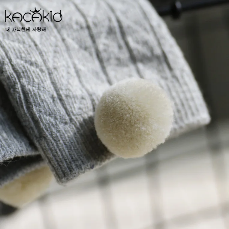 Calcetines altos de algodón suave para recién nacidos con pompón - imagen 2