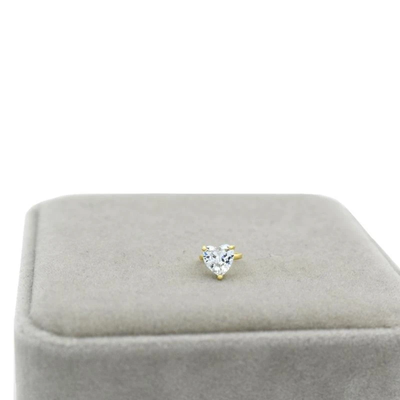 Anillo oro rosa sobre manta blanca